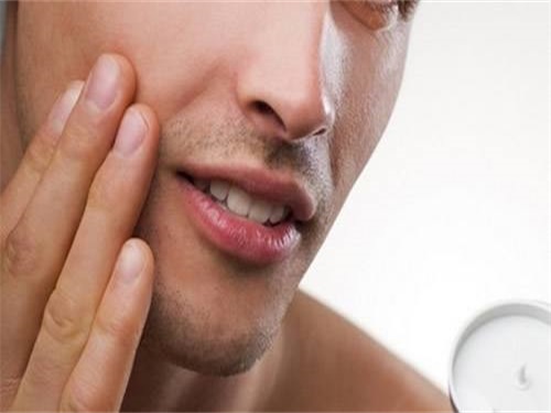 男人皮肤变白的方???
