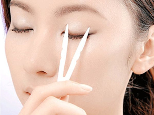 双眼皮胶水可以贴假睫毛吗