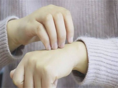 手痒是?€么回???