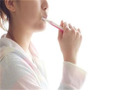 拔牙后几天可以刷???