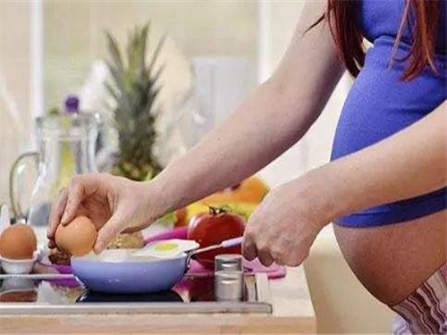 产妇发烧能喂母乳???